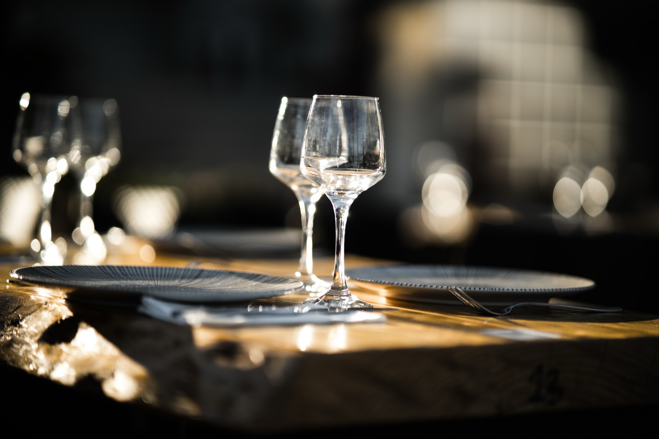 Ambiente de jantar com taças à luz baixa