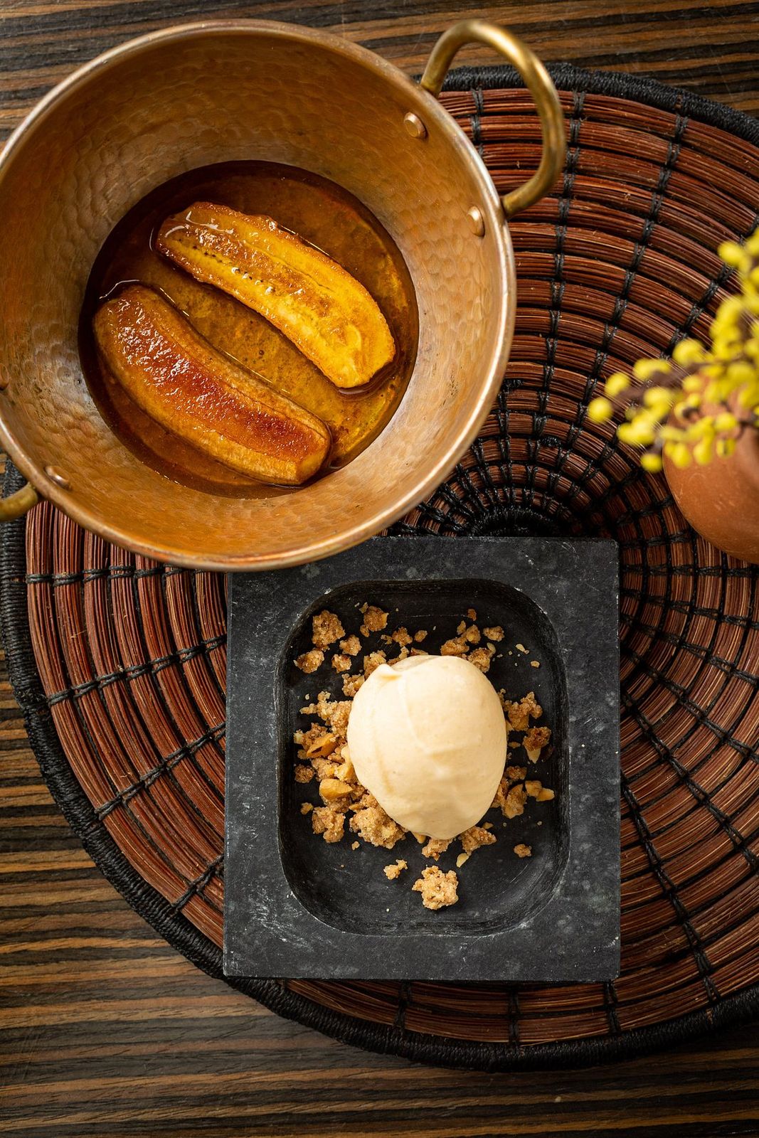 Banana caramelizada em panela de cobre, com sorvete